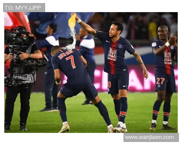 莫顿里昂战巴黎献助攻，传抢100%：他在球场上的完美表现